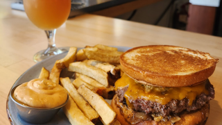 Burger, Frites, & Beer - $18 foto