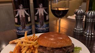 A BLUE CHEESE BURGER AND A CAYMUS FOR $35 Foto