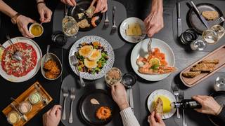 Wir decken die gemeinsame Tafel - Dolce Vita foto