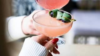 Outdoor Puppy Hour & Happy Hour Season is Here! foto