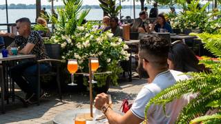Waterfront Patio - Social Hour foto