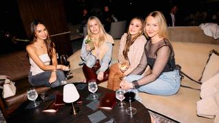 Lobby Bar Lounge Sofa $300 minimum (4-6 Guests) foto