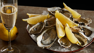 Bubbles Pop, Oysters Drop-  Oysters and Prosecco foto