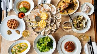 Menu de groupe avec plateau de fruits de mer foto