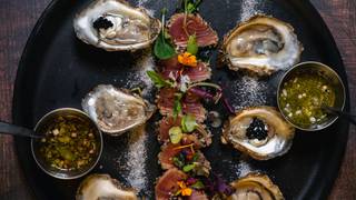 $1 Oysters & $10 Cocktails foto