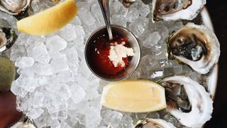 $1 Oysters: Monday - Friday (5pm - 7pm) Foto