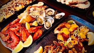 写真（*A SEAFOOD FEAST* $190 FEEDS 2/4 PEOPLE）