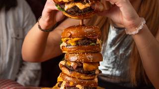 Polo Bar Burger Tower Stack and Challenge張相片