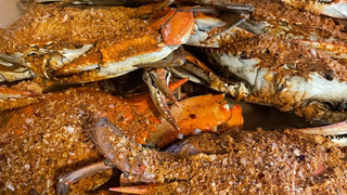 Call to Check Crab Availability for Dinner Foto