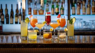 Elevate Your Evening with Stratus Happy Hour foto