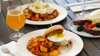 “On Sundays We Brunch”!! Need we say more? foto