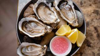 写真（£2 a pop Maldon oysters）