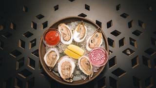 Thursdays: $1 oysters | 25%off Bottles of Bubbles張相片