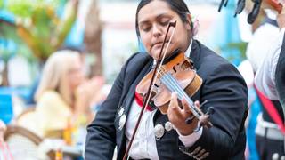 写真（Live Mariachi Music at The Cantina）