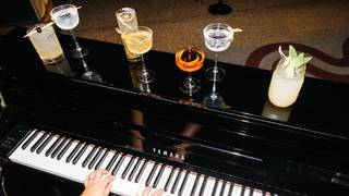 Dinner + Piano, Five Nights a Week. Foto