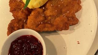 Schnitzel und Grüne Veltliner foto