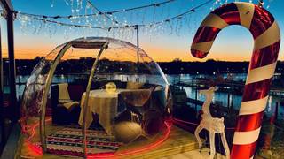 写真（Elegant & Spacious Igloo Dining on the Water）