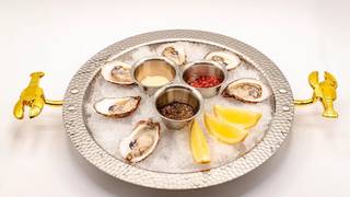 写真（50-Cent Oysters Thursday for our bar guests）