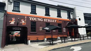 Une photo du restaurant Young Street Tavern