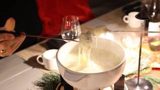 Soirées Alpines : Une Expérience Fondue Suisse Foto