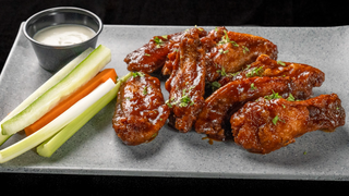 Alitas y Boneless a $8.90 + Cubos Dobles 🍗🍺 foto