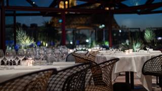 Valentine's dinner set menu with eiffel tower view Photo