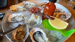 Sip, Shuck, & Snack Happy Hour張相片