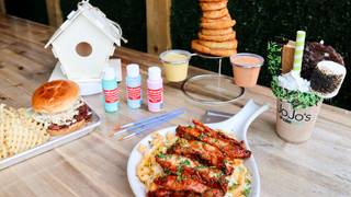 Build & Paint Birdhouses Dining Experience 🔨🎨 foto
