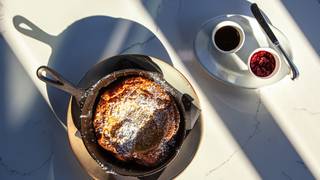 Toast to Mom with Brunch, Bubbles, & French Charm. foto