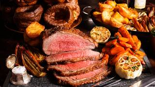 Large Party Sharing Sunday Roast foto