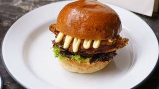 West End: “MFC” Burger with a Glass of Prosecco foto