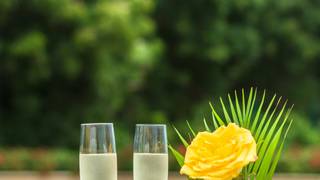Complimentary glass of champagne for mom! foto