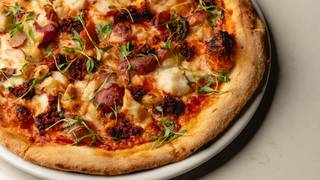 Because You Deserve a Drink and a Damn Good Pizza Foto