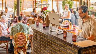 Sunday Brunch with Live DJ foto