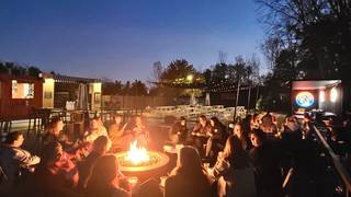 Reserve the Fireside Lounge in The Yard! foto