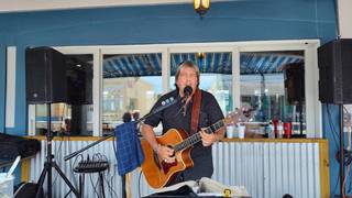 写真（Live Music Saturday and Sunday 12pm to 4pm）