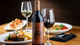 Wine Tastings and Rotating Chef Recommendations foto