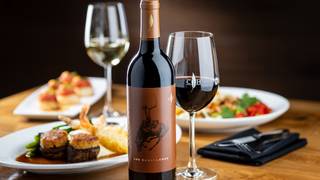 Wine Tastings and Rotating Chef Recommendations foto