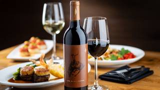Wine Tastings and Rotating Chef Recommendations foto