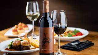 Wine Tastings and Rotating Chef Recommendations foto