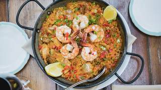 Paella and a Bottle of Wine foto