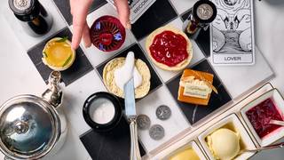Afternoon tea with ARgENTUM fragrance reading foto