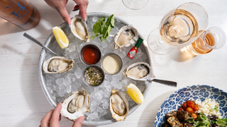 $1 Oysters for National Oyster Day 🦪 foto