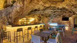 Una foto del restaurante The Cave Bar