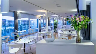 Una foto del restaurante Marina Restaurant and Bar