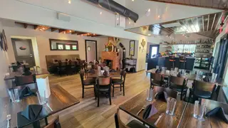 Una foto del restaurante El Cazador Restaurant + Bar