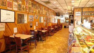 Una foto del restaurante Fred and Murry's Kosher Delicatessen