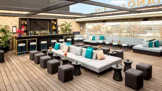 Una foto del restaurante East Side Rooftop Bar