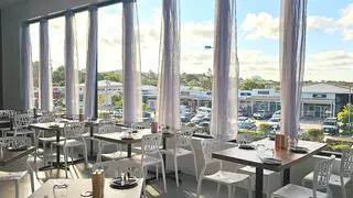 Una foto del restaurante River View Rooftop Restaurant and Bar