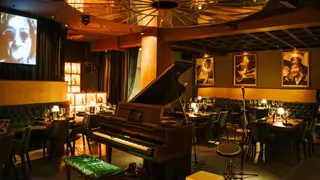 Una foto del restaurante Lennon Piano Bar